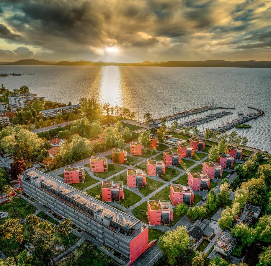 Bl Bavaria Yachtclub & Apartments Балатонлелле Екстер'єр фото